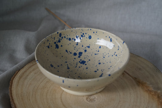 Schale mit blauen Sprenkeln