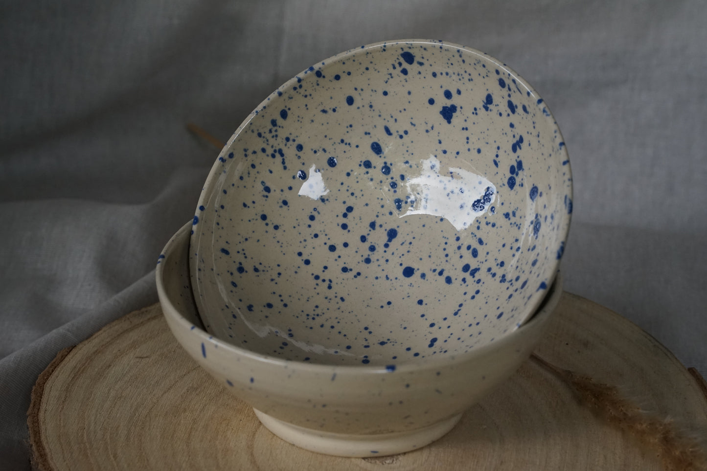 Schale mit blauen Sprenkeln