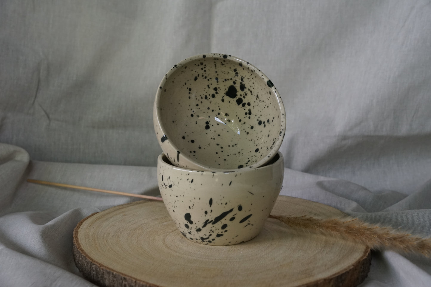 Schale mit schwarzen Sprenkeln
