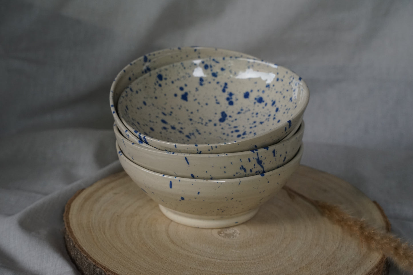Schale mit blauen Sprenkeln