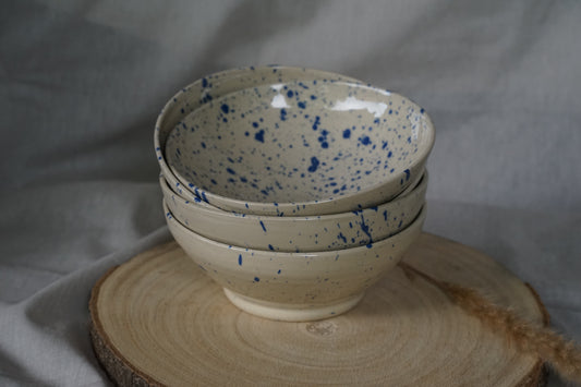 Schale mit blauen Sprenkeln