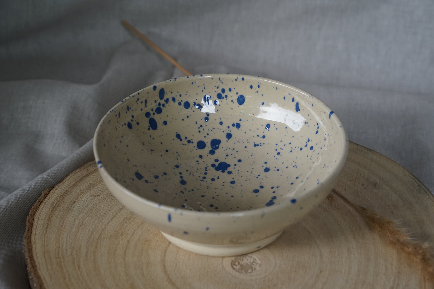 Schale mit blauen Sprenkeln