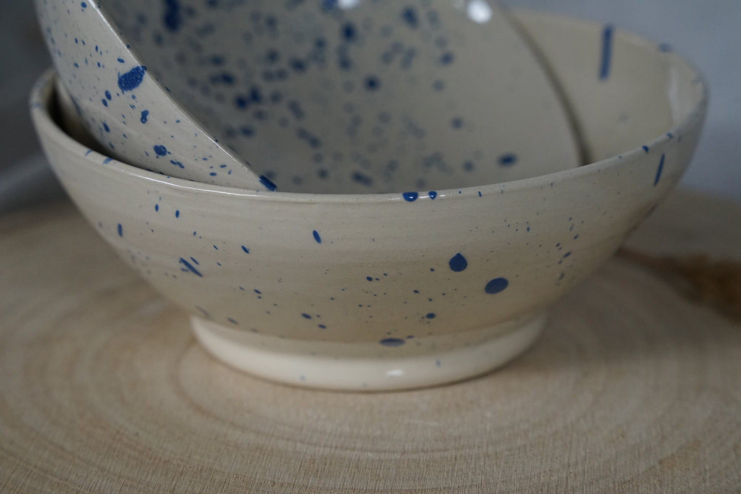 Schale mit blauen Sprenkeln